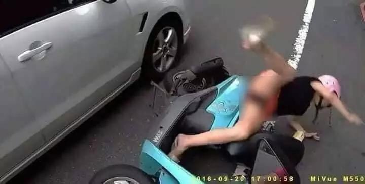 深V女騎士摔車…網驚