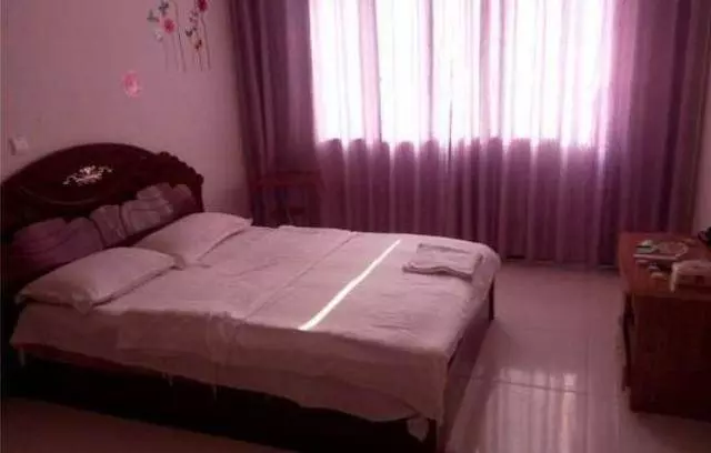 為了早日買上房子 老公拚命工作卻累到 老婆果斷離婚 幾天後卻收到老公給的喜帖