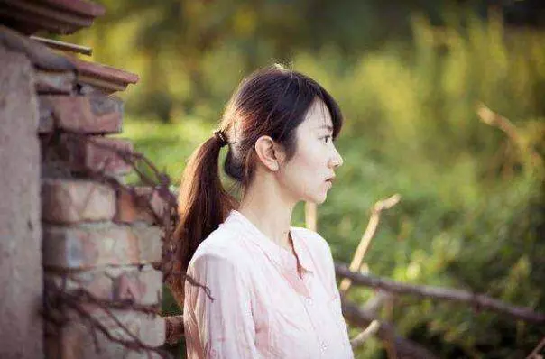 為了早日買上房子 老公拚命工作卻累到 老婆果斷離婚 幾天後卻收到老公給的喜帖