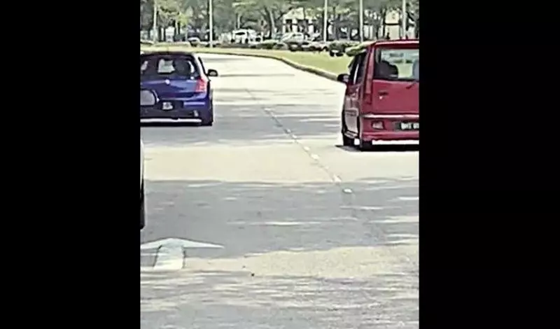 私會黨鐵鏈追打學生,機警逃入校園保命!
