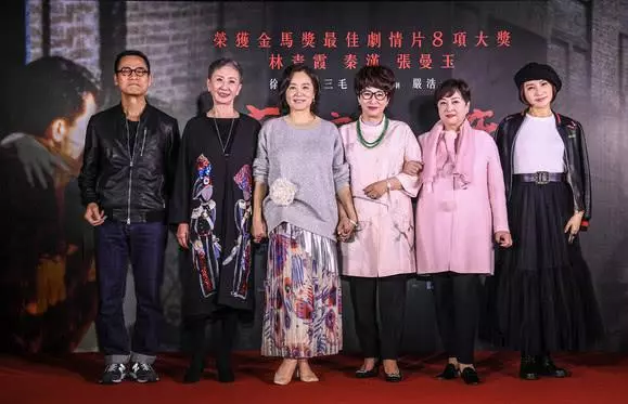 林青霞和媽媽妹妹罕見合影曝光,姐倆長相差距大,媽媽因抑鬱