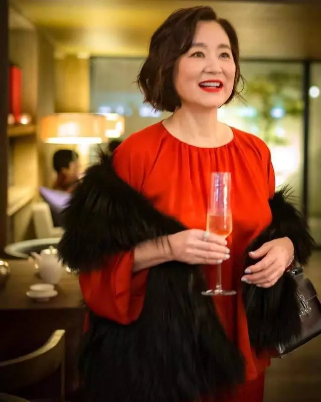 林青霞和媽媽妹妹罕見合影曝光,姐倆長相差距大,媽媽因抑鬱