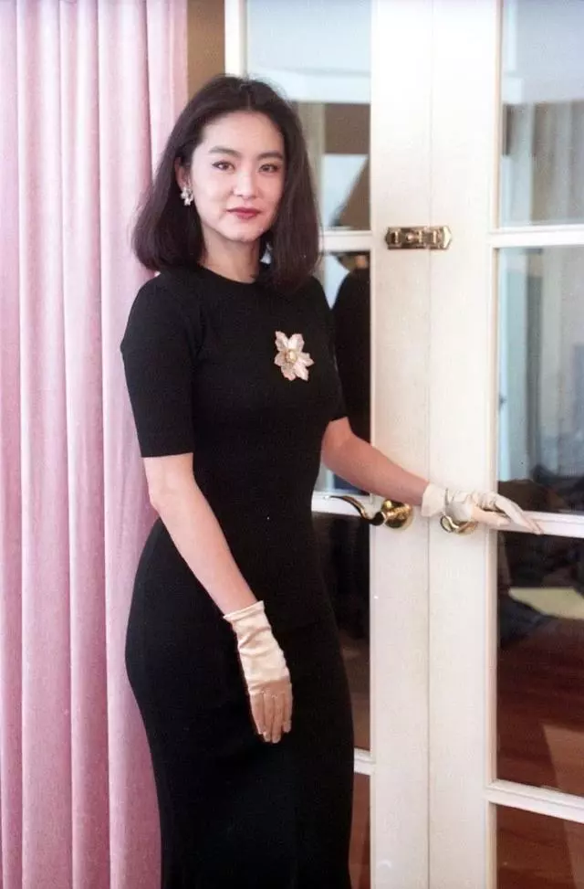 林青霞和媽媽妹妹罕見合影曝光,姐倆長相差距大,媽媽因抑鬱