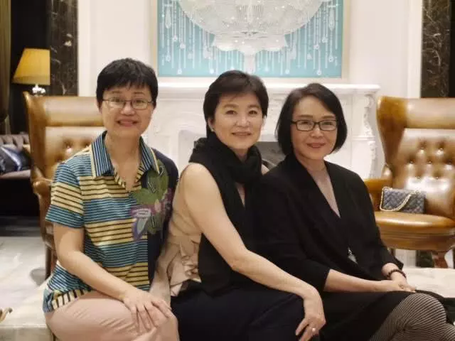 林青霞和媽媽妹妹罕見合影曝光,姐倆長相差距大,媽媽因抑鬱