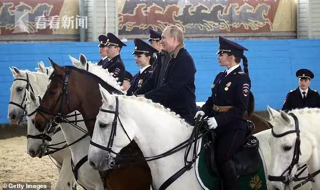 普京騎馬慰問女騎警紀念3·8婦女節 這次沒光膀子棗紅馬卻怯場了