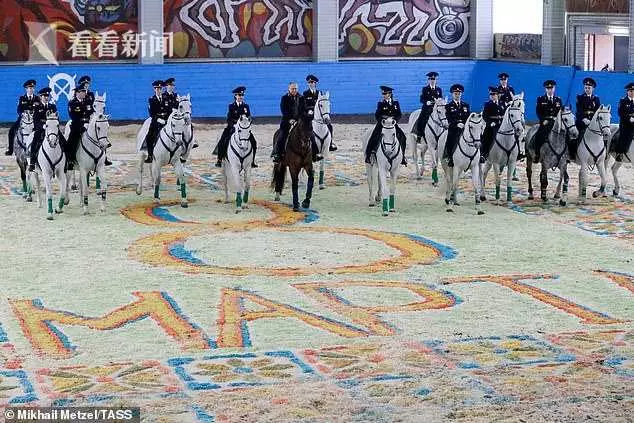 普京騎馬慰問女騎警紀念3·8婦女節 這次沒光膀子棗紅馬卻怯場了