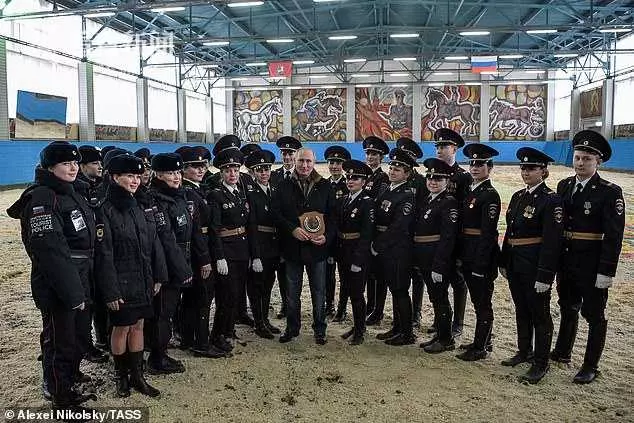 普京騎馬慰問女騎警紀念3·8婦女節 這次沒光膀子棗紅馬卻怯場了