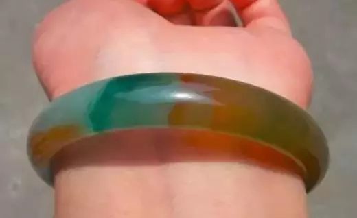 婆婆三十年前買的「假」翡翠傳給我,我嫌棄不願戴,被朋友看到後直呼「撿到寶」!我欣喜若狂!