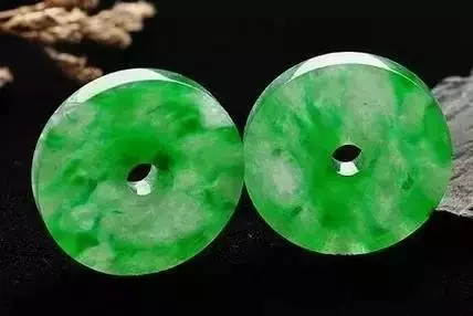 婆婆三十年前買的「假」翡翠傳給我,我嫌棄不願戴,被朋友看到後直呼「撿到寶」!我欣喜若狂!
