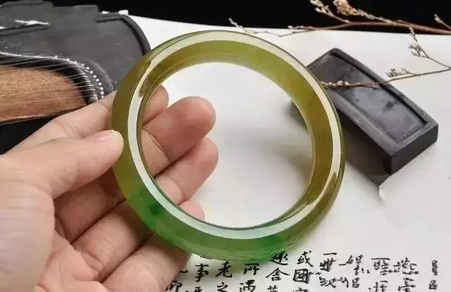 婆婆三十年前買的「假」翡翠傳給我,我嫌棄不願戴,被朋友看到後直呼「撿到寶」!我欣喜若狂!