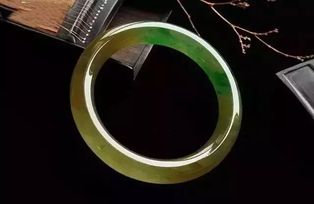 婆婆三十年前買的「假」翡翠傳給我,我嫌棄不願戴,被朋友看到後直呼「撿到寶」!我欣喜若狂!
