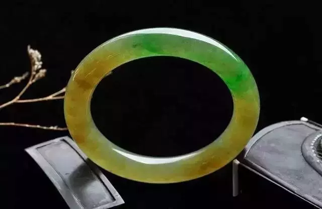 婆婆三十年前買的「假」翡翠傳給我,我嫌棄不願戴,被朋友看到後直呼「撿到寶」!我欣喜若狂!