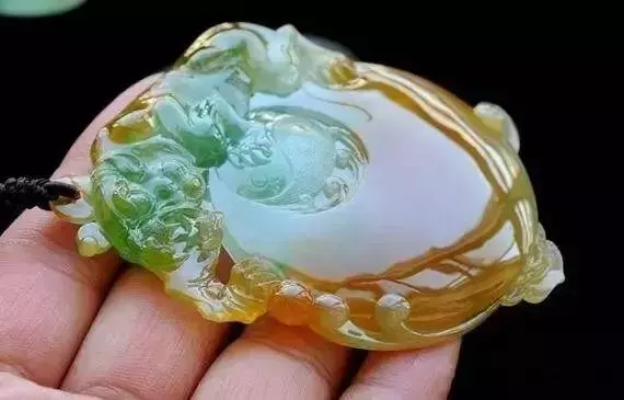 婆婆三十年前買的「假」翡翠傳給我,我嫌棄不願戴,被朋友看到後直呼「撿到寶」!我欣喜若狂!