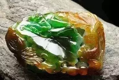婆婆三十年前買的「假」翡翠傳給我,我嫌棄不願戴,被朋友看到後直呼「撿到寶」!我欣喜若狂!