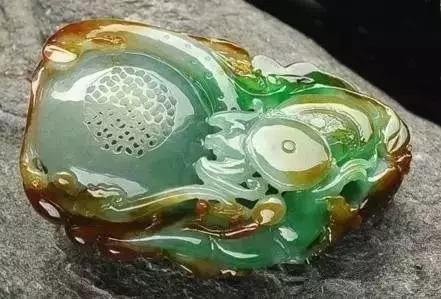 婆婆三十年前買的「假」翡翠傳給我,我嫌棄不願戴,被朋友看到後直呼「撿到寶」!我欣喜若狂!