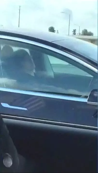 特斯拉司機熟睡　自駕系統 120Km/h狂奔
