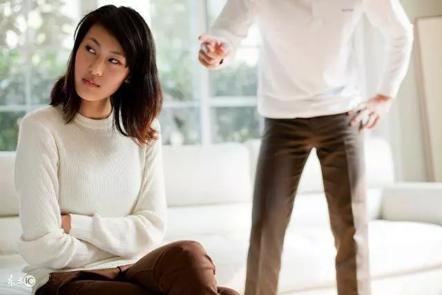 新婚夜妻子不願同房,丈夫把她關豬圈,早上打開門,丈夫如遭雷擊