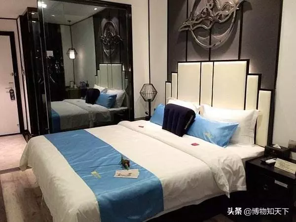 住酒店前要先敲一下床邊鏡子,這是為什麼?以前真沒注意