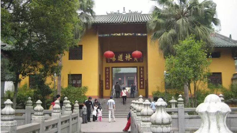 《佛教護法神驅離紅衛兵》紅衛兵持槍砲搗毀六祖南華寺時,出現驚人奇象