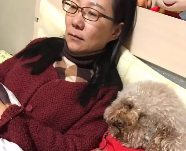 死活不讓養寵物的爸媽養了寵物之後大變樣!網友:它才是親生的!