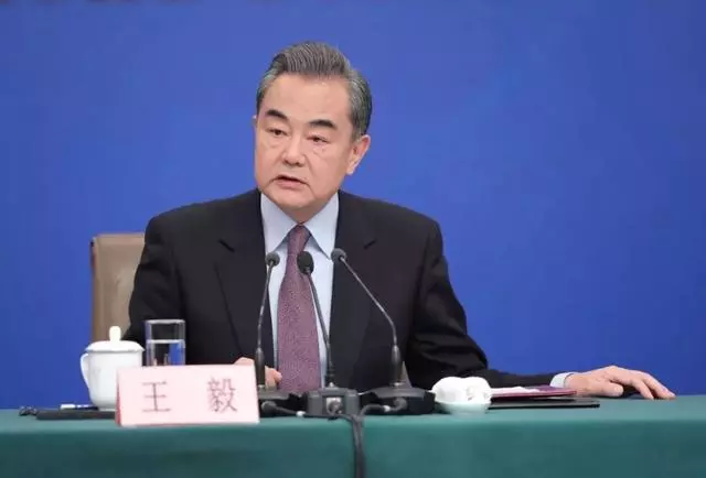 王毅外長記者會:2次握拳,回應20個熱點問題