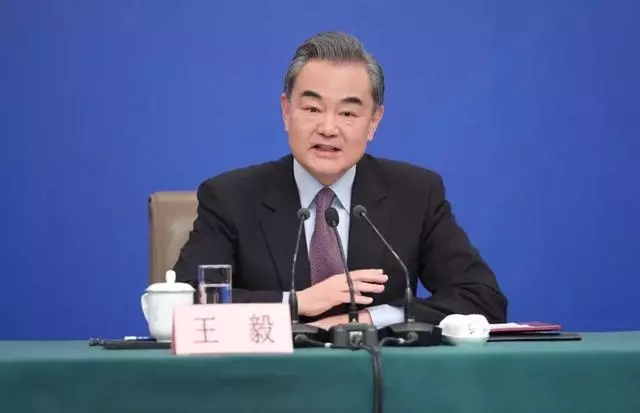 王毅外長記者會:2次握拳,回應20個熱點問題