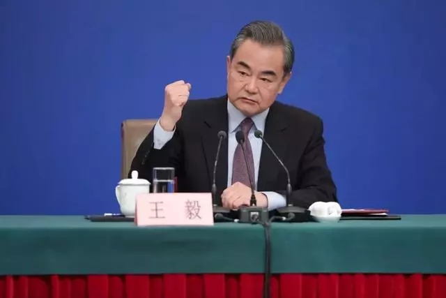 王毅外長記者會:2次握拳,回應20個熱點問題