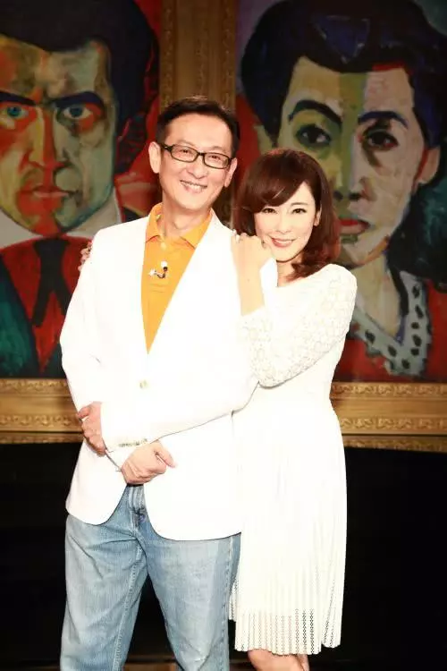 52歲況明潔為嫁富商老公,甘當2個孩子的後媽!7年後近照曝光,看了她身邊的男孩,網友:苦盡甘來!