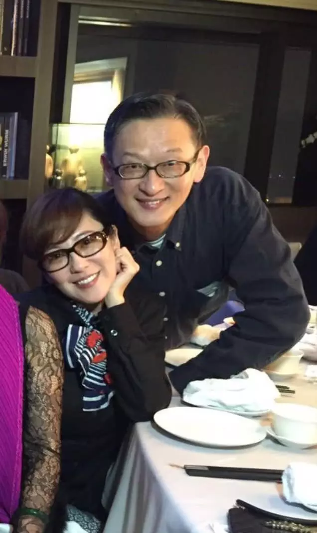 52歲況明潔為嫁富商老公,甘當2個孩子的後媽!7年後近照曝光,看了她身邊的男孩,網友:苦盡甘來!