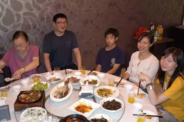 妹妹肚子「變大」,我爸強行逼我把老公讓給她,兩年後我讓他們痛不欲生