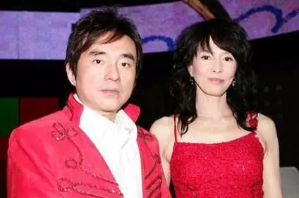 曾和張學友齊名,和大7歲富婆相戀16年被拋棄,55歲獨自低調慶生