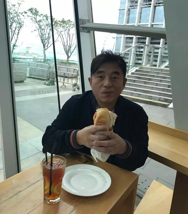 曾和張學友齊名,和大7歲富婆相戀16年被拋棄,55歲獨自低調慶生