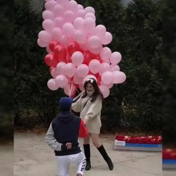 何超盈在社交平台親自曬出男友跪地求婚短片,非常的溫馨甜蜜!