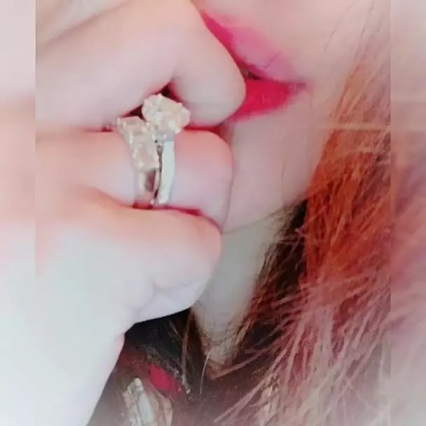 何超盈在社交平台親自曬出男友跪地求婚短片,非常的溫馨甜蜜!