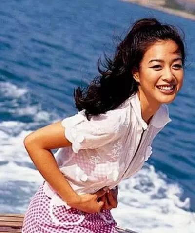 嫁過兩男人生過仨娃,三婚嫁給小鮮肉,現48歲為36歲丈夫拼四胎!