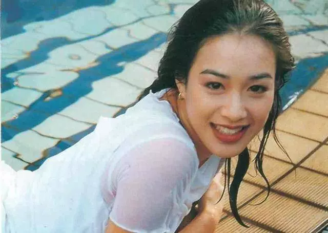 嫁過兩男人生過仨娃,三婚嫁給小鮮肉,現48歲為36歲丈夫拼四胎!