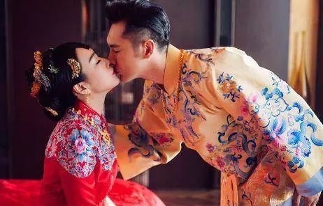 嫁過兩男人生過仨娃,三婚嫁給小鮮肉,現48歲為36歲丈夫拼四胎!