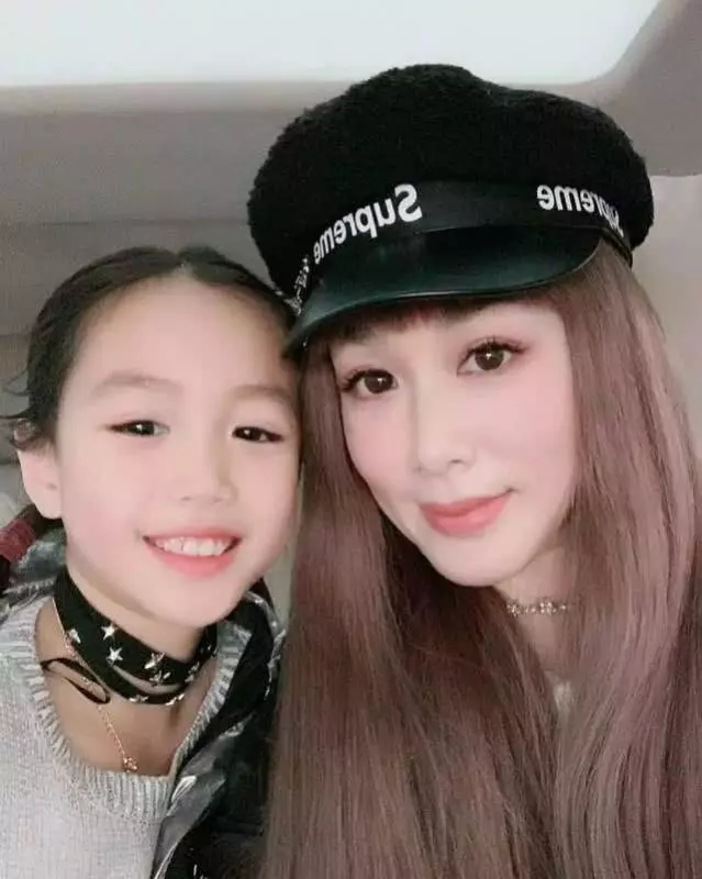 嫁過兩男人生過仨娃,三婚嫁給小鮮肉,現48歲為36歲丈夫拼四胎!