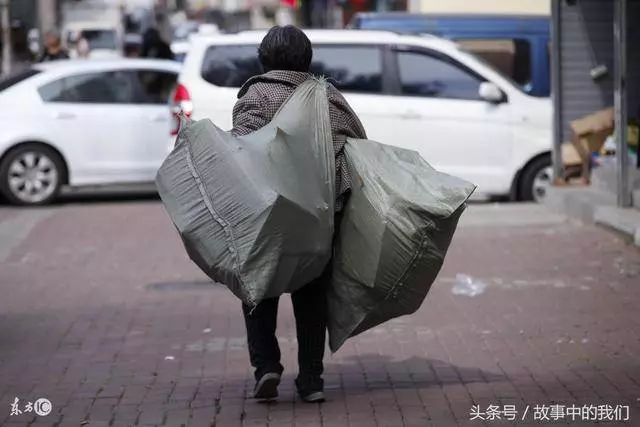 拾荒老人撿到金手鐲,苦等失主兩天,失主一出現,兩人全傻了