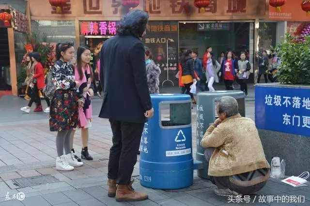 拾荒老人撿到金手鐲,苦等失主兩天,失主一出現,兩人全傻了