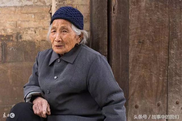 拾荒老人撿到金手鐲,苦等失主兩天,失主一出現,兩人全傻了