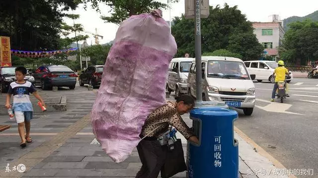 拾荒老人撿到金手鐲,苦等失主兩天,失主一出現,兩人全傻了