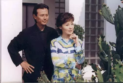 劉德凱20年前拋棄劉雪華和她腹中孩子娶洋媳,被網友罵翻,如今落魄登門乞求原諒,被唾棄:憑什麼!