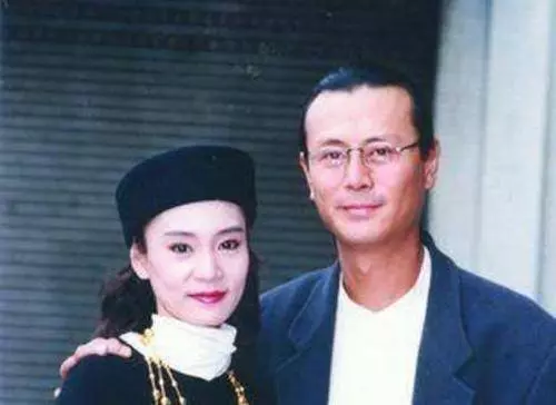 劉德凱20年前拋棄劉雪華和她腹中孩子娶洋媳,被網友罵翻,如今落魄登門乞求原諒,被唾棄:憑什麼!
