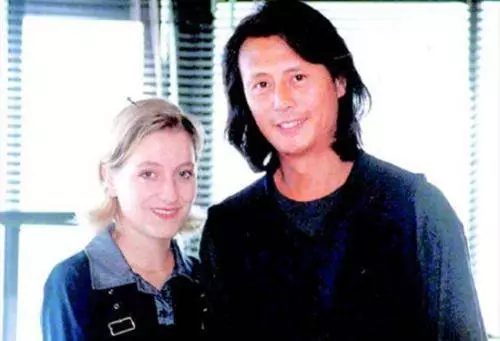 劉德凱20年前拋棄劉雪華和她腹中孩子娶洋媳,被網友罵翻,如今落魄登門乞求原諒,被唾棄:憑什麼!