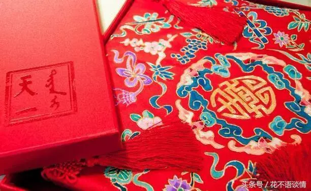 弟弟訂婚,酒席錢我出,送了兩千紅包,看到朋友圈,我忍不住落淚