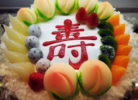 岳母生日,女婿給三千塊紅包,回家看到親戚群的聊天內容,他懵了