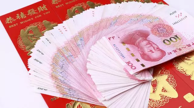 岳母生日,女婿給三千塊紅包,回家看到親戚群的聊天內容,他懵了