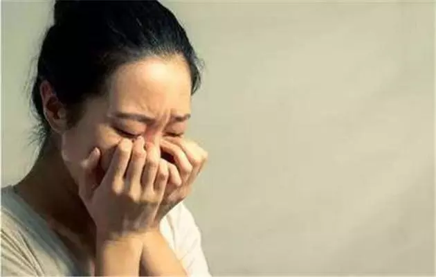 弟弟結婚我偷偷給十萬,回家看到門口的行李,我愣在當場