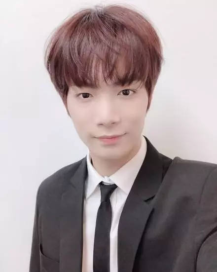 自拍照角度「零變化」的偶像TOP4,幾乎一樣讓網友超佩服!